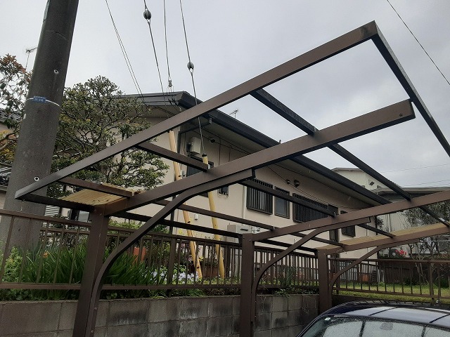 飛散したカーポート屋根